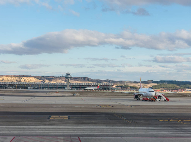 Μαδρίτη, Ισπανία - 27 Ιανουαρίου 2018: Ένα αεροπλάνο ετοιμάζεται να απογειωθεί σε διάδρομο του τερματικού Τ4 το Αεροδρόμιο Μπαράχας της Μαδρίτης Adolfo Suarez. Barajas είναι ο κύριος διεθνής αερολιμένας που εξυπηρετεί Μαδρίτη στην Ισπανία. - Φωτογραφία, εικόνα