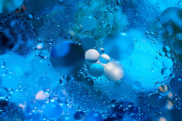 floating in the water abstract colorful oil drops - Foto, afbeelding