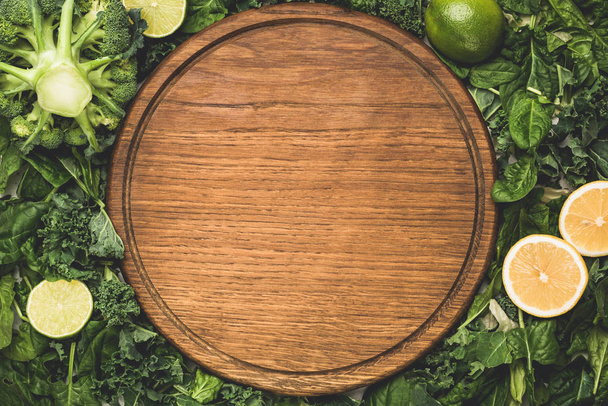 Green leaf salad and wooden cutting board - Φωτογραφία, εικόνα