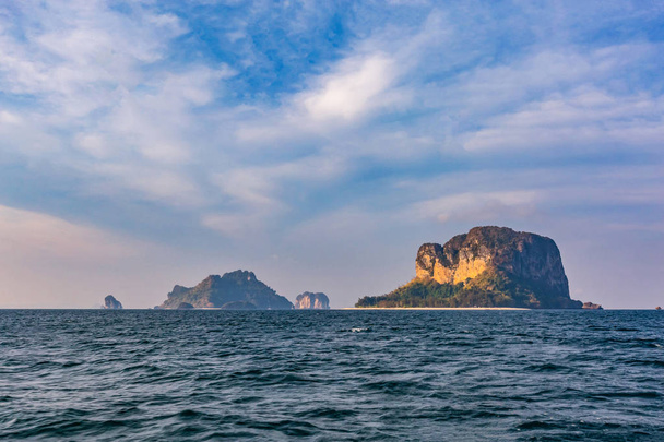 Επισκόπηση του Koh Poda και τα κοντινά νησιά ειδικά Koh Kai, Koh Thap, Koh Mor, όταν έχει μειωθεί το επίπεδο της θάλασσας, μπορεί να περπατήσει σε όλο το νησί - Φωτογραφία, εικόνα