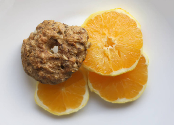 Biscoitos de chocolate e fatias de laranja fresca
 - Foto, Imagem
