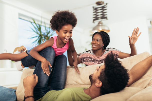 Africká americká rodina tráví spolu čas doma. Baví se. - Fotografie, Obrázek