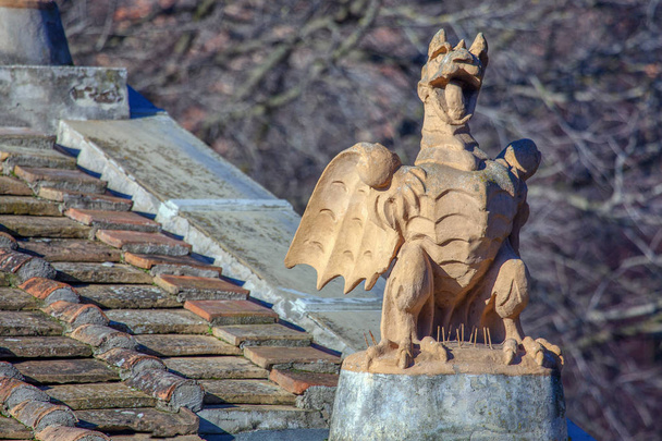 grappige decoratieve dragon staande op het dak - Foto, afbeelding
