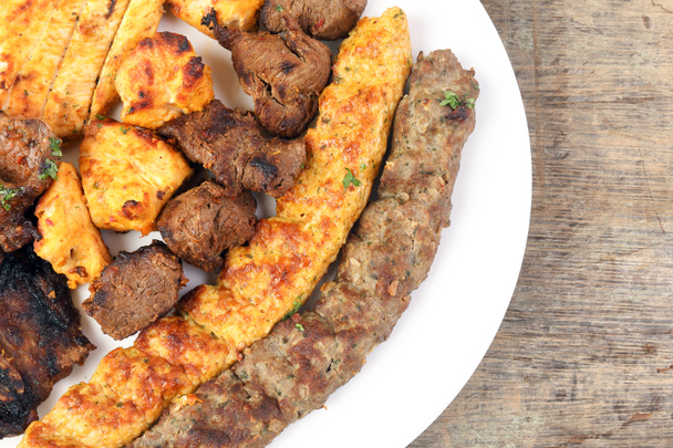 Mixte charbon de bois grillé plat poulet bœuf mouton chèvre viande shish kebab tawook Moyen-Orient arabe table en bois
  - Photo, image