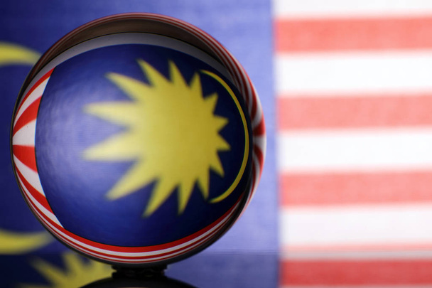 Brechung der malaysischen Flagge durch Glaskugel Land Unabhängigkeit Patriot Konzept  - Foto, Bild