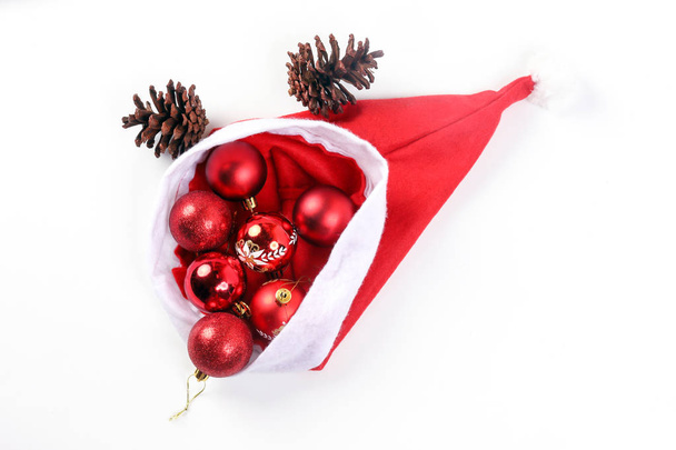 Chapeau de Noël Décoration d'ornement rouge sur fond blanc
  - Photo, image
