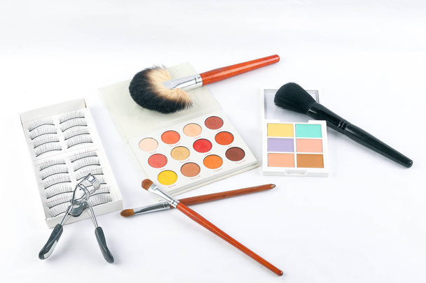 Beauté maquillage visage cheveux accessoires esthéticienne artiste sur fond blanc copier espace bordure cadre vue dessus
  - Photo, image