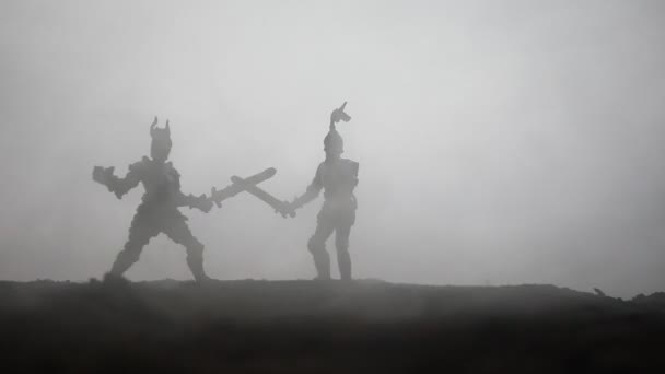 Középkori harci jelenet, a lovasság és a gyalogság. Sziluettek számok külön objektumokként harc között harcosok naplemente ködös háttér. Szelektív összpontosít - Felvétel, videó