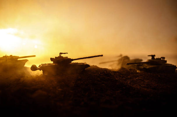 Háború fogalmát. Katonai sziluettek harci jelenet, a háború köd ég háttere, világháború katonák sziluettek alatt felhős Skyline a naplemente. Támadás jelenet. Páncélozott járművek. Szabadkézi fut - Fotó, kép