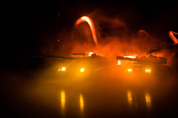 Έννοια του πολέμου. Στρατιωτικές φιγούρες καταπολέμηση σκηνή στην ομίχλη πολέμου φόντο του ουρανού, σιλουέτα του θωρακισμένο όχημα κάτω νεφελώδη ορίζοντα τη νύχτα. Σκηνή επίθεση. Άρματα μάχης. Διακόσμηση τέχνης - Φωτογραφία, εικόνα