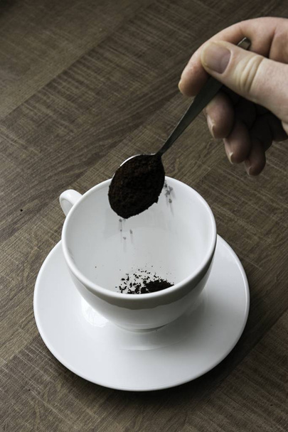sıcak kahve beyaz bir kupa hazırlanıyor - Fotoğraf, Görsel