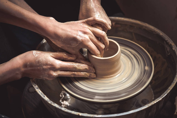 Creating vase of white clay close-up. Master crock. - Foto, imagen