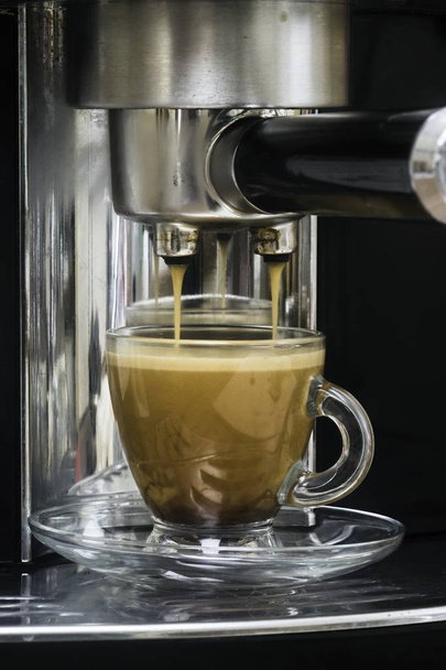 przygotowania gorącej kawy w stopki dociskowej - Zdjęcie, obraz