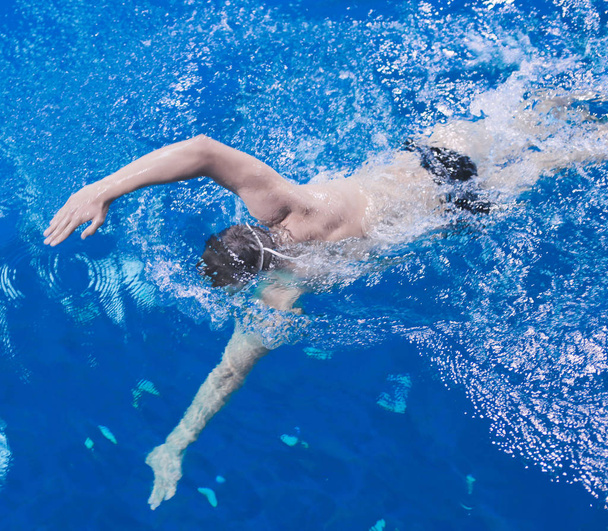 Nadador masculino en la piscina. Foto submarina. Nadador masculino
 - Foto, Imagen