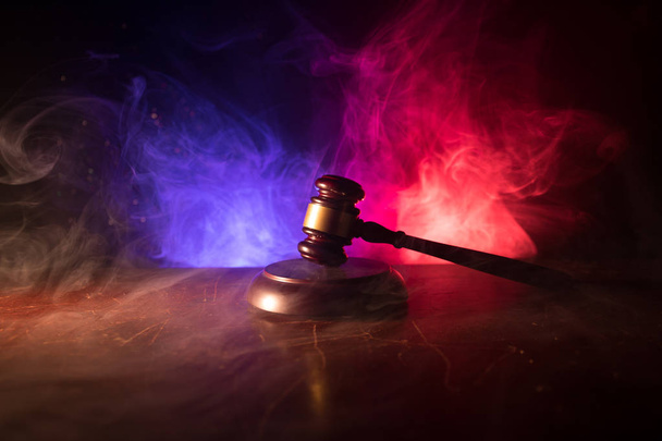 Юридична тема, торговий центр судді на дерев'яному столі з статуєю леді справедливості. Закон подарований на темному туманному тлі зі світлом. Вибірковий фокус
 - Фото, зображення