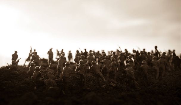 Battle scène. Militaire silhouettes vechten scène op oorlog mist hemelachtergrond. Wereldoorlog soldaten silhouetten onder bewolkte Skyline bij zonsondergang. Illustraties decoratie. Selectieve aandacht - Foto, afbeelding