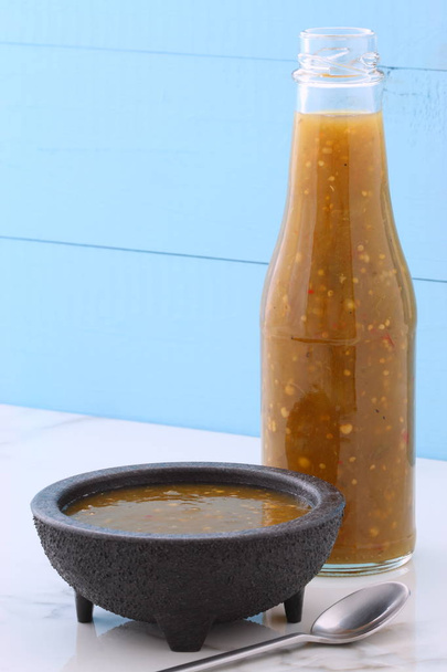 Ambachtelijke Mexicaanse tomatillo saus op retro vintage carrara marmeren setting met een kruidig milde hete smaak perfect voor al uw Mexicaanse, tex-mex recepten en zijden. - Foto, afbeelding