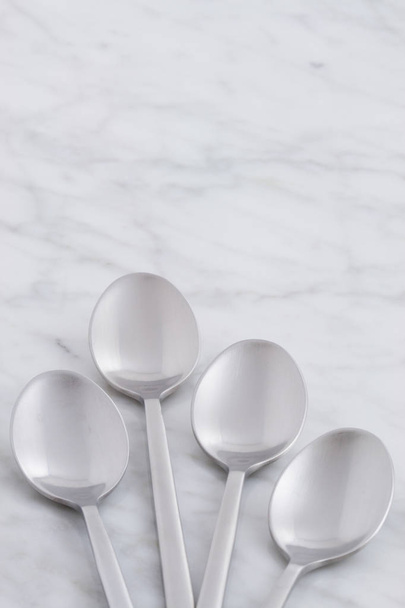set cucchiaio d'argento in stile su marmo antico carrara
 - Foto, immagini