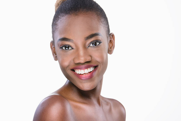     Menina americana africana bonita com um smili penteado afro
 - Foto, Imagem