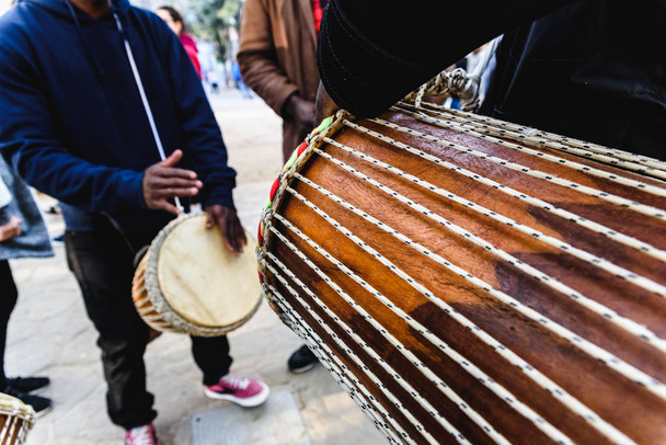 Африканские барабанщики дуют бонго на улице
. - Фото, изображение