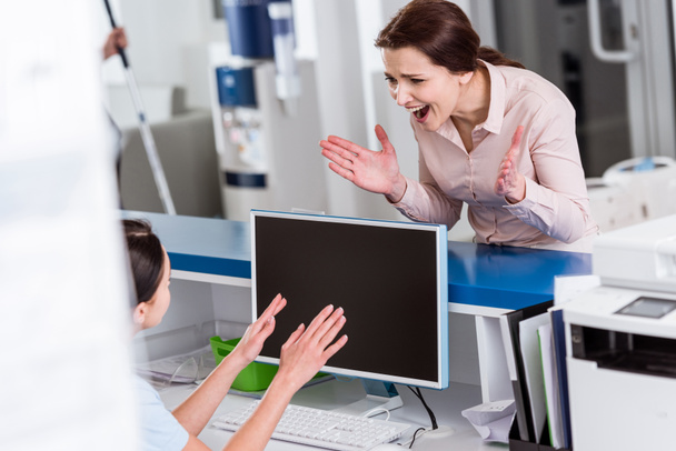 Aggressive patient screaming at nurse in clinic - 写真・画像