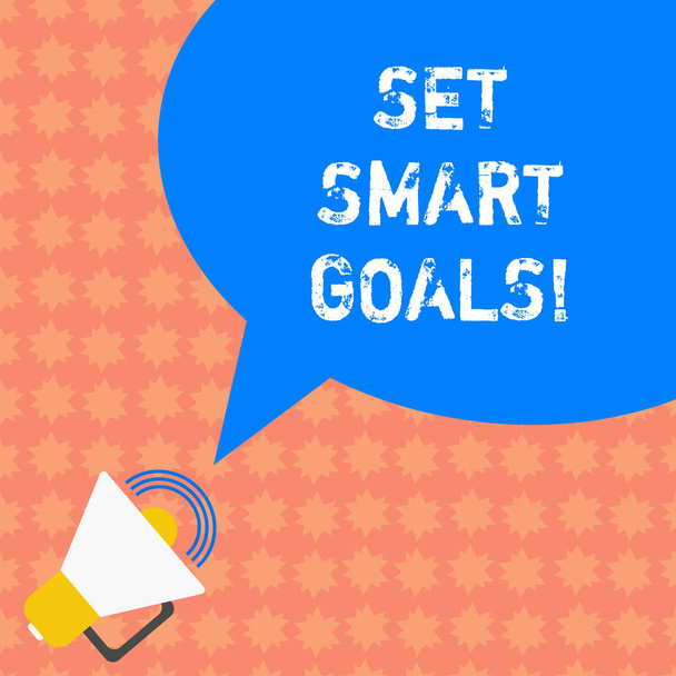 Escrevendo nota mostrando Set Smart Goals. Apresentação de fotos de negócios Estabeleça objetivos alcançáveis Faça bons planos de negócios Megafone com ícone de volume de som e foto de bolha de fala em branco
. - Foto, Imagem