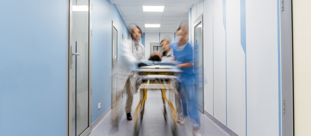 Potilaita paareilla kuljettavat lääkärit
 - Valokuva, kuva