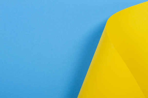 Абстрактный красочный фон. Желтая голубая бумага в геометрических формах
 - Фото, изображение