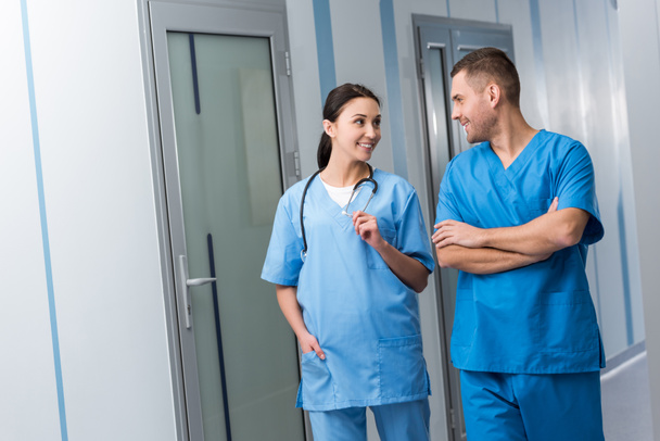 Medici in uniforme blu che parlano con sorriso
 - Foto, immagini