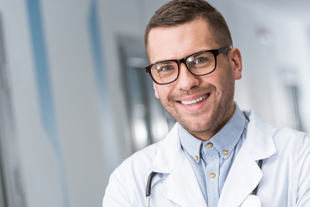 Smiling doctor in glasses looking at camera - Foto, Imagem