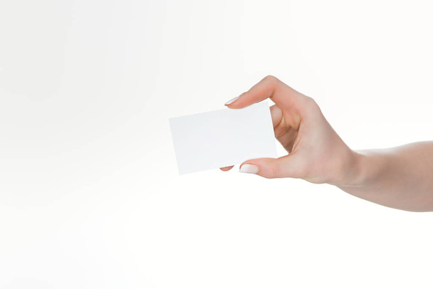 vista cortada da mulher segurando cartão em branco e vazio isolado no branco
 - Foto, Imagem