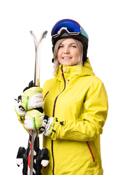 sorridente ragazza in casco con gli sci in mano
 - Foto, immagini