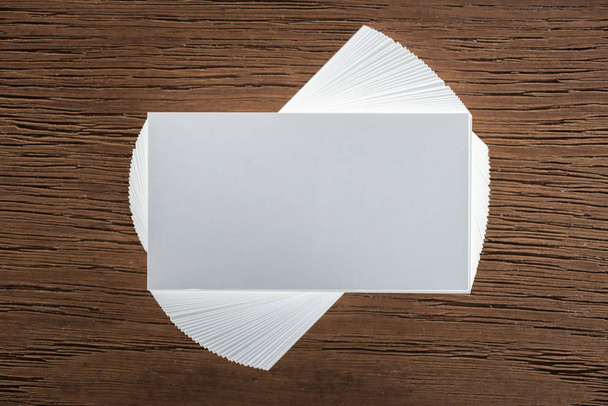 top view of blank card on wooden surface with copy space - Foto, afbeelding