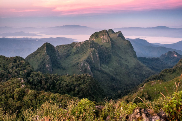 Piek bergketen bij zonsondergang in wildreservaat. Doi Luang Chiang Dao - Foto, afbeelding