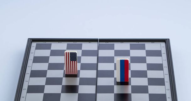 Символи прапор Росії і США на Шаховій дошці. Концепція політична гра. - Фото, зображення