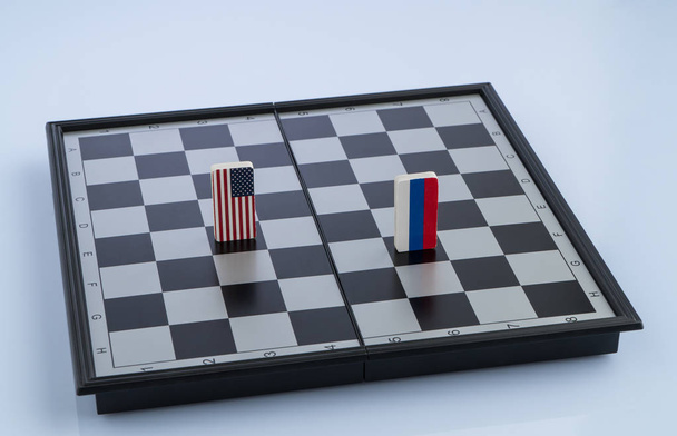 Símbolos bandera de Rusia y los Estados Unidos en el tablero de ajedrez. El concepto de juego político
. - Foto, Imagen