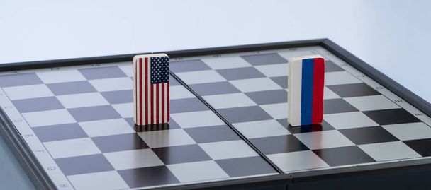Σύμβολα σημαία της Ρωσίας και των Ηνωμένων Πολιτειών στη σκακιέρα. Η έννοια του πολιτικού παιχνιδιού. - Φωτογραφία, εικόνα