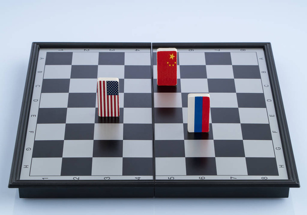 Символы флага России, США и Китая на шахматной доске. Концепция политической игры
. - Фото, изображение
