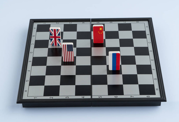 Symbole Flagge Russlands, der USA, Chinas und Englands auf dem Schachbrett. das Konzept des politischen Spiels. - Foto, Bild