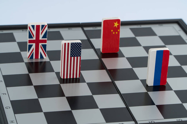 Sembolleri bayrak satranç Rusya, ABD, Çin ve İngiltere'de. Siyasi oyun kavramı. - Fotoğraf, Görsel