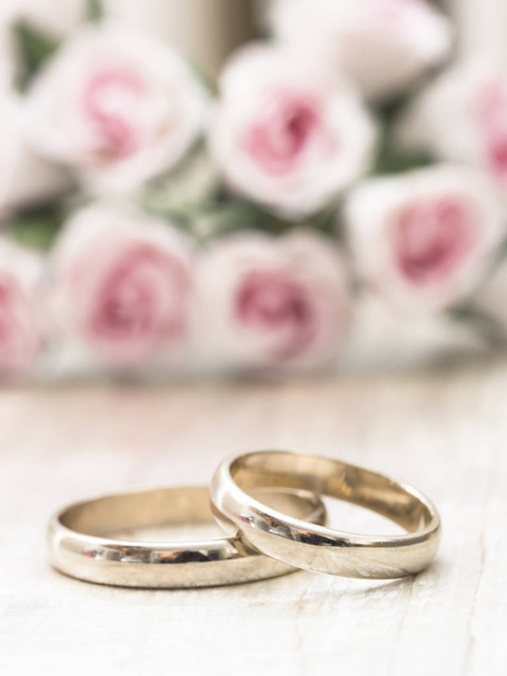 gold wedding rings in elegant arrangement, love concept - Foto, afbeelding