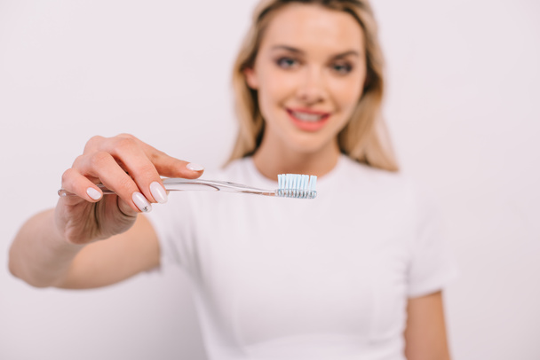 szelektív összpontosít fogkefe nő elszigetelt fehér háttér  - Fotó, kép