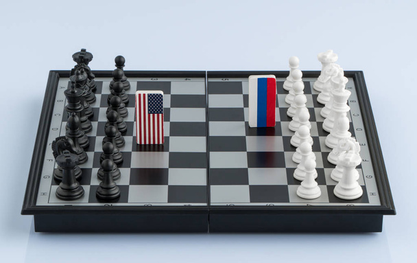 De vlag van de symbolen van Rusland en de Verenigde Staten op het schaakbord. Het concept van politiek spel. - Foto, afbeelding