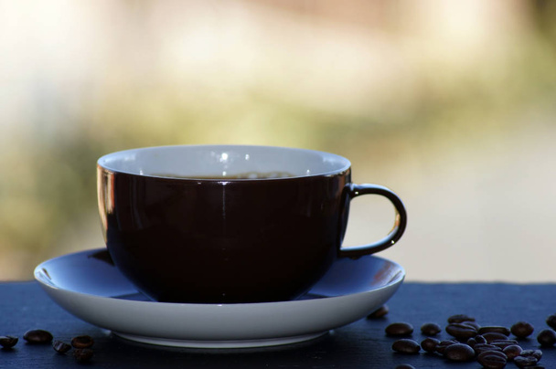 Nötr arka plan üzerinde serbest sütlü kahve                        - Fotoğraf, Görsel