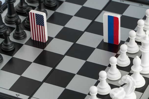 Символы флага России и США на шахматной доске. Концепция политической игры
. - Фото, изображение