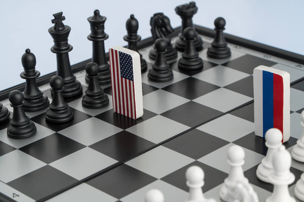 Símbolos bandera de Rusia y los Estados Unidos en el tablero de ajedrez. El concepto de juego político
. - Foto, Imagen