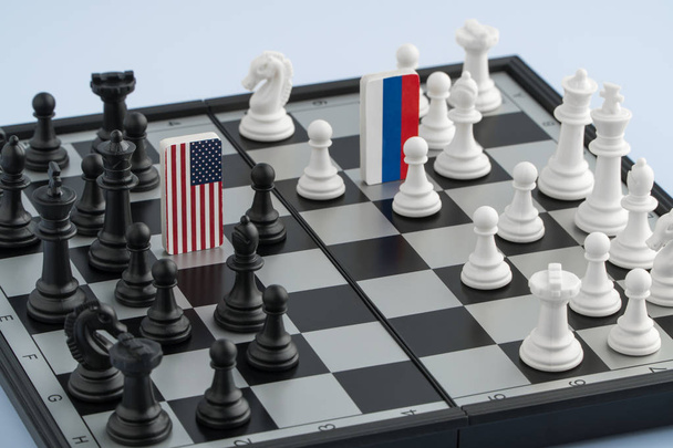 Symboly vlajka Ruska a Spojených států na šachovnici. Pojem politické hry. - Fotografie, Obrázek
