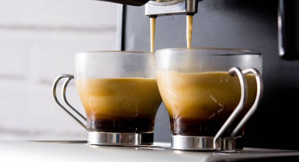 frischer Kaffee in der Espressomaschine. Panoramablick - Foto, Bild