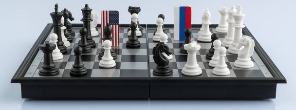 Symboly vlajka Ruska a Spojených států na šachovnici. Pojem politické hry. - Fotografie, Obrázek