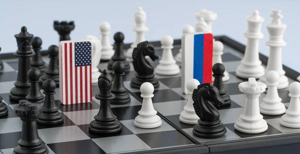 De vlag van de symbolen van Rusland en de Verenigde Staten op het schaakbord. Het concept van politiek spel. - Foto, afbeelding
